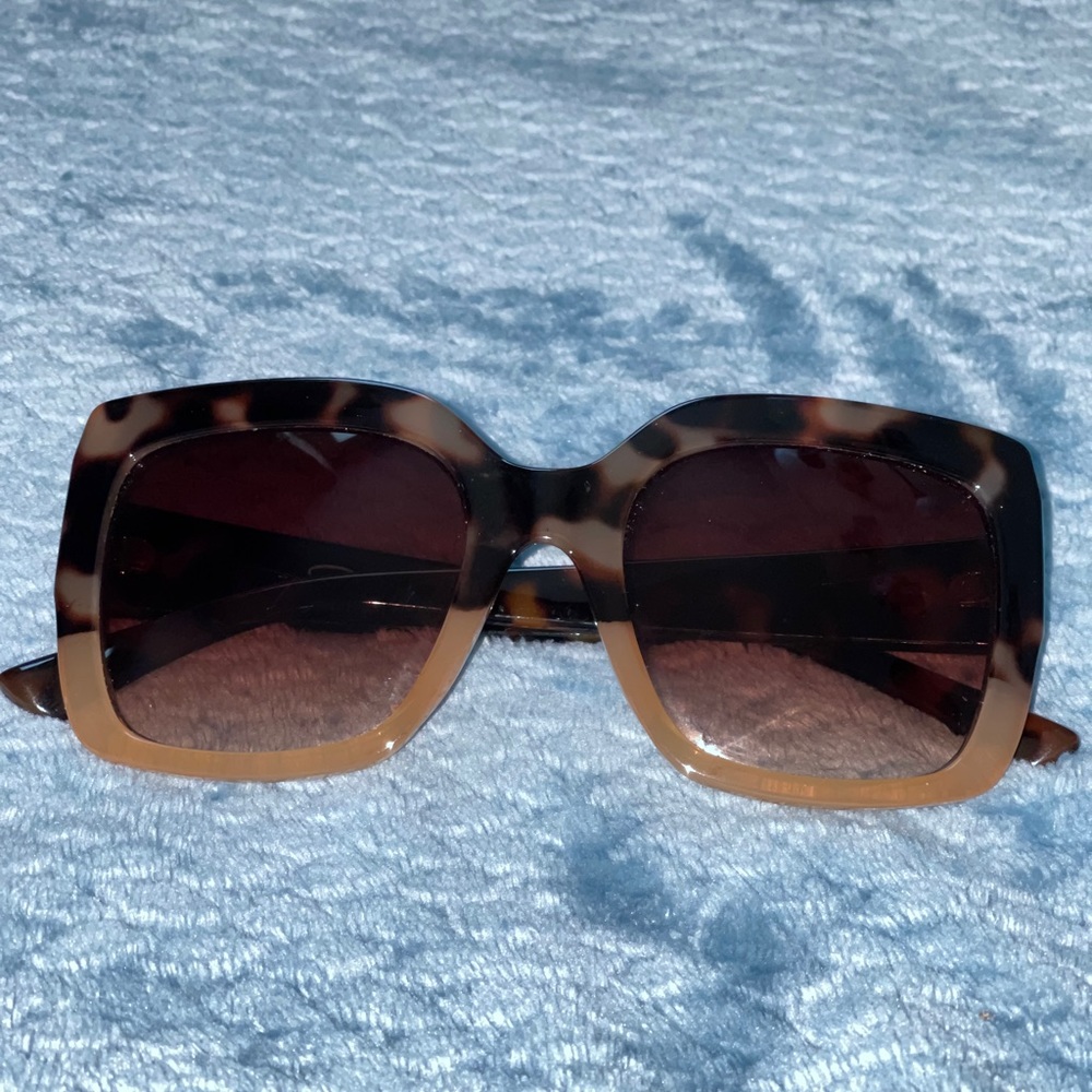 Oscar De La Renta tortoise and tan sunglasses